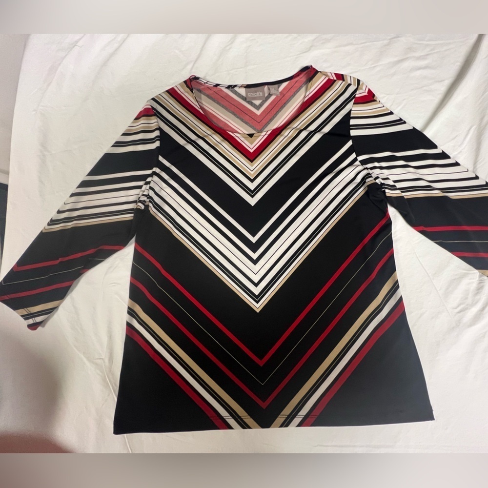 CHICO’S STRIPED BLACK, RED AND WHITE 3/4 
SLEEVE SHIRTTAIL HEM SCOOP NECK SIZE 1